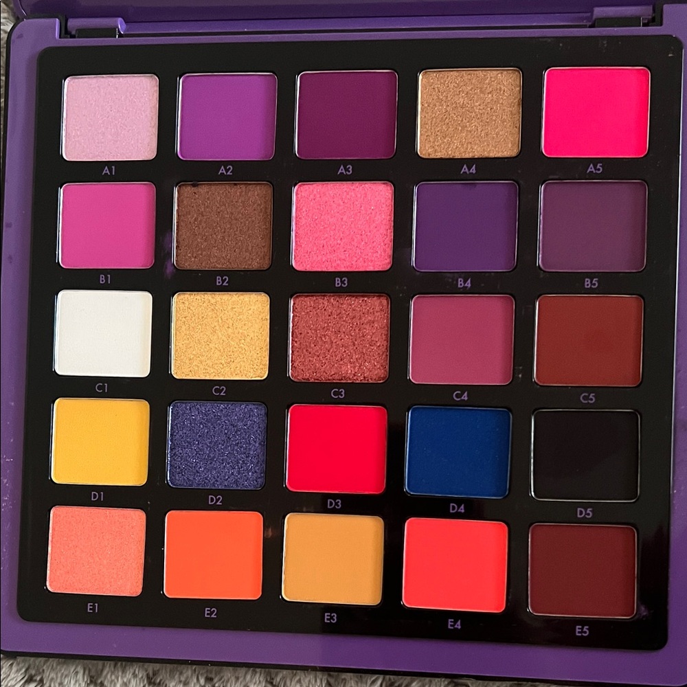 Vibrant Eyeshadow Palette with 25 Shades
